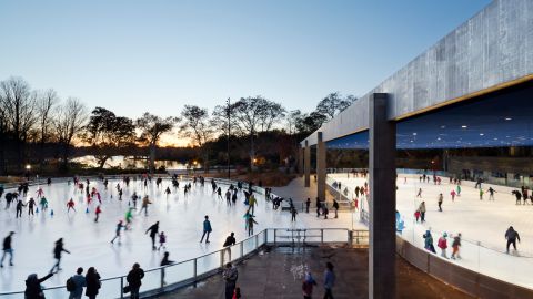 En LeFrak Center at Lakeside, en Prospect Park, hay cursos asequibles para aprender a patinar.