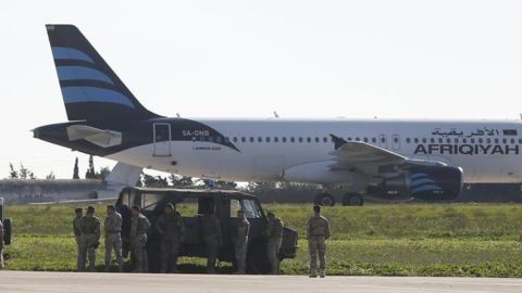 Este es el avión que aterrizó en Malta este viernes y que pertenece a la aerolínea Afriqiyah Airway.