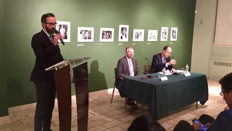 Jorge Castañeda (centro) presentó su libro "Sólo así" en el Consulado General de México en NY.