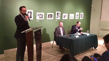 Jorge Castañeda (centro) presentó su libro "Sólo así" en el Consulado General de México en NY.