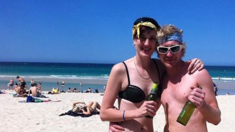 Luke Brett Moore en la playa con su mejor amiga Shanyn Glover.