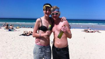 Luke Brett Moore en la playa con su mejor amiga Shanyn Glover.