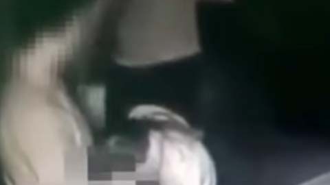 Algunas personas que se encontraban cerca de la pareja se retiran del área.