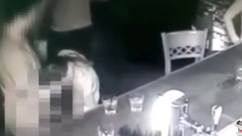 Algunas personas que se encontraban cerca de la pareja se retiran del área.
