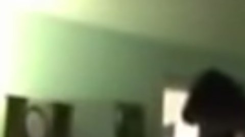 La mujer se arregla sin percatarse de la cámara.
