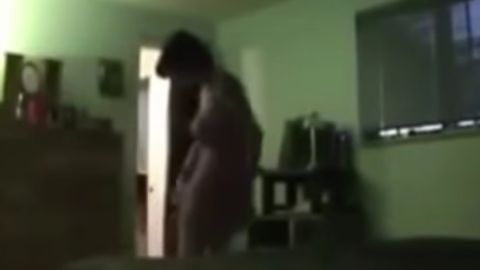 La mujer se arregla sin percatarse de la cámara.