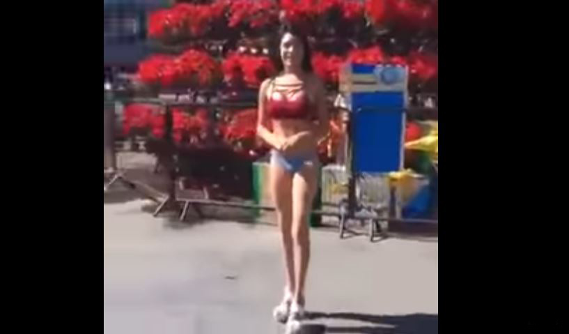 Video: Camina por la calle en ropa interior y se hace llamar  #LadyNochebuena - El Diario NY