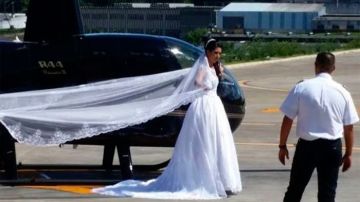 La imagen de la novia a punto de abordar su vuelo circuló en redes sociales.