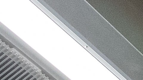 Las nuevas estaciones lucen modernas con techos altos y luces brillantes