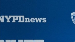 La oficial musulmana Aml Elsokary durante la rueda de prensa junto al Alcalde.