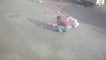 De acuerdo con el video, fueron $3, 600 los que el hombre llevaba consigo.