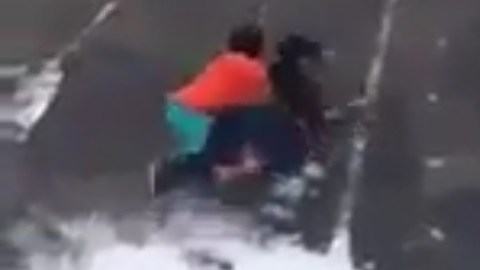 En algún momento, una de las "luchadoras" mostró de más.