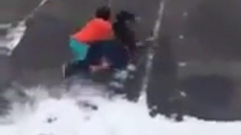 En algún momento, una de las "luchadoras" mostró de más.