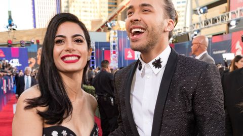 Emeraude Toubia y Prince Royce.