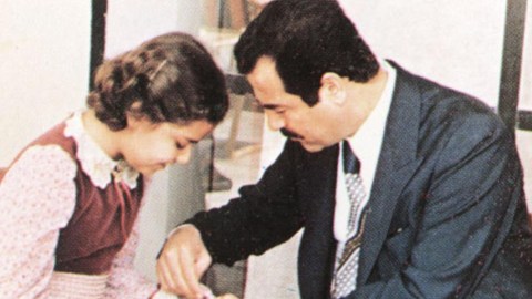Raghad Saddam Hussein y su padre en una foto de archivo.