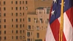 Para el Trump de SNL, Twitter es más importante que reuniones sobre seguridad.