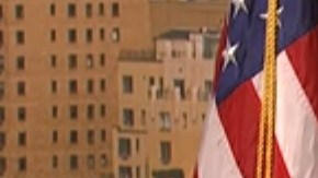Para el Trump de SNL, Twitter es más importante que reuniones sobre seguridad.