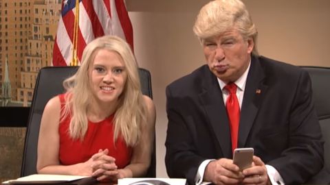 Para el Trump de SNL, Twitter es más importante que reuniones sobre seguridad.