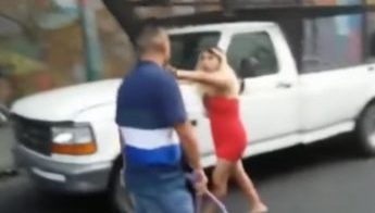 La foto de la travesti también fue publicada en la cuenta de Twitter de uno de los atacantes.