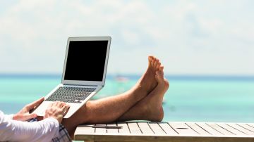 La mitad de los empleados mira su e mail mientras está de vacaciones./Shutterstock