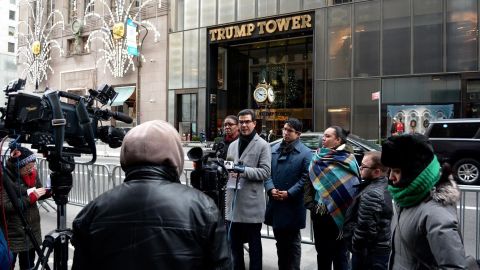 Líderes electos como el concejal Ydanis Rodríguez fueron hasta la Torre Trump a protestar contra el presidente electo por no incluir a latinos en su gabinete