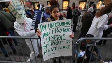 La inmigrante de Republica Dominicana, Katherine Asunción protesta en frente del edificio Trump Tower en Manhattan en defensa del Obamacare.