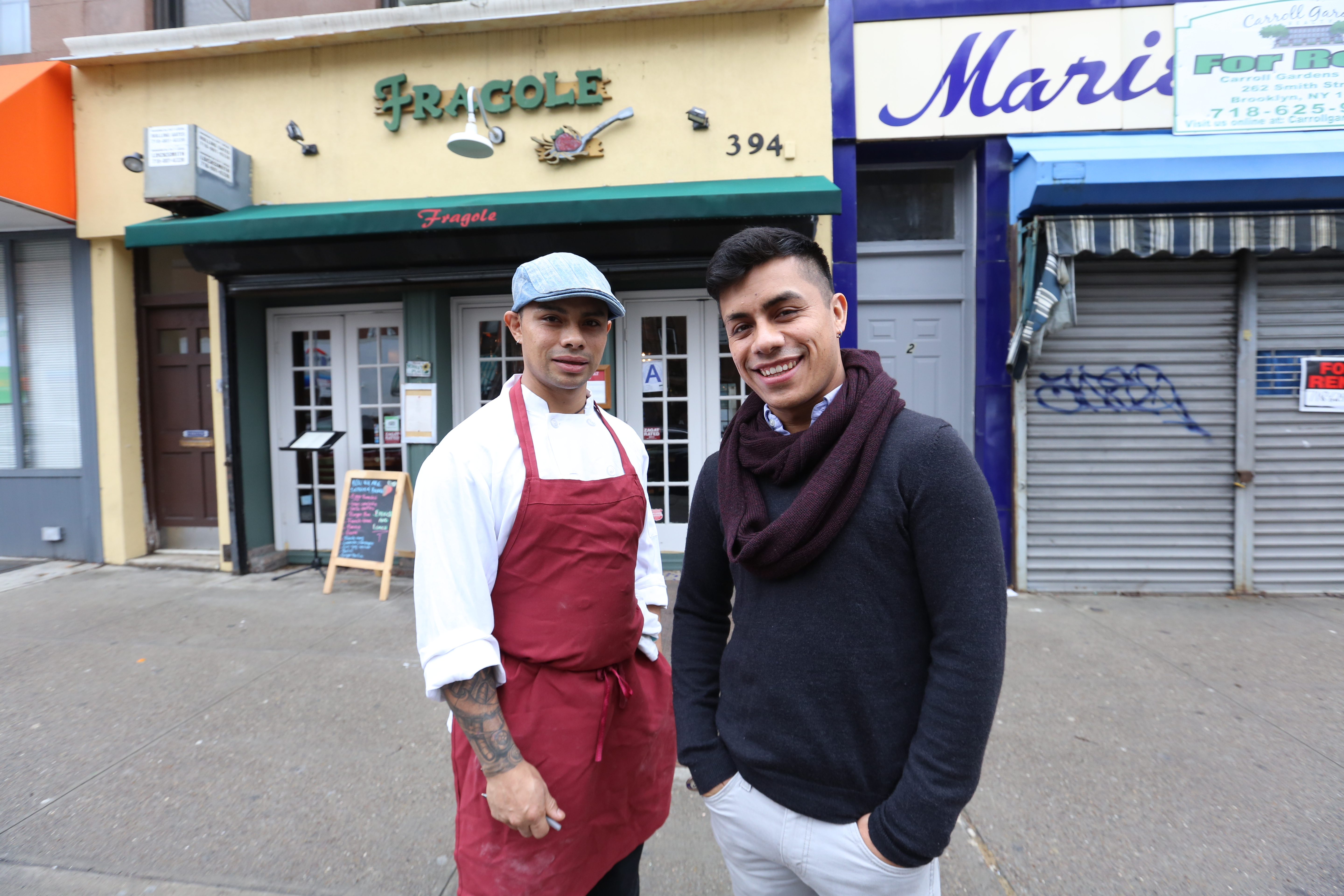 Victor Navarrete con su hermano, Eduardo Navarrete, cocinero del restaurant Italiano "Fragole" en Brooklyn./ Mariela Lombard 
