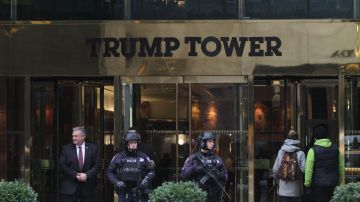La entrada de Trump Tower fuertemente custodiada por la policia y turistas recorren la galeria del edificio. Hispanos en el Bronx y Manhattan opinan sobre el primer dia de la Presidencia de Donald Trump.