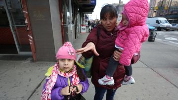 Guatemalteca Vilda Lopez con sus hijas, Nayeli y Brenda. Habitantes del Lower East Side se quejan de los ruidos en el vecindario.