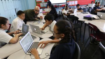 Estudiantes de la Escuela Media 80 de El Bronx, con su principal Emmanuel Polanco, donde los alumnos tienen la capacidad de realizar sus tares en las computadoras y la posibilidad de llevar Ipads a sus casas.