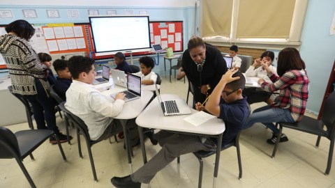 Maestra Jennifer Candelaria durante la clase. Estudiantes de la Escuela Media 80 de El Bronx, con su principal Emmanuel Polanco, donde los alumnos tienen la capacidad de realizar sus tares en las computadoras y la posibilidad de llevar Ipads a sus casas.