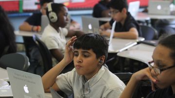 Estudiantes de la Escuela Media 80 de El Bronx, con su principal Emmanuel Polanco, donde los alumnos tienen la capacidad de realizar sus tares en las computadoras y la posibilidad de llevar Ipads a sus casas.