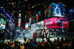 Renovaron los cristales de la bola de año nuevo en Times Square, pero la ceremonia será virtual con Jennifer López