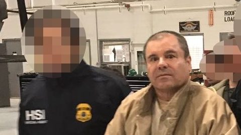 Joaquín "El Chapo" Guzmán a su llegada al aeropuerto MacArthur, en Nueva York.
