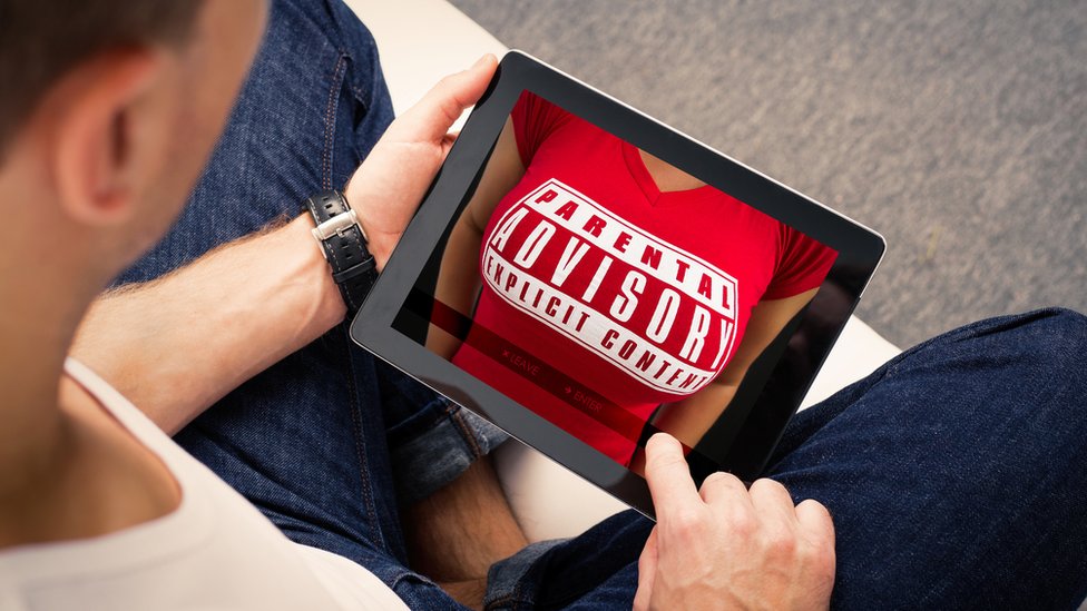 ¿Qué hacer si alguien mira pornografía en un lugar público?