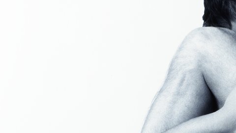 hombre herido desnudo