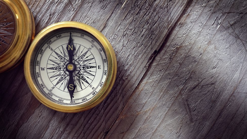 El hombre que vive con una brújula en su cuerpo