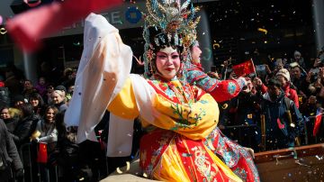 Miles de personas asisten cada año al desfile de Chinatown.