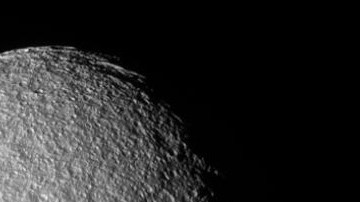 Tethys, la luna de Saturno, fue fotografiada por la NASA.