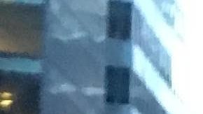 La prensa espera para entrar a la torre Trump para la primera conferencia del presidente electo.