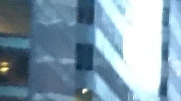 La prensa espera para entrar a la torre Trump para la primera conferencia del presidente electo.