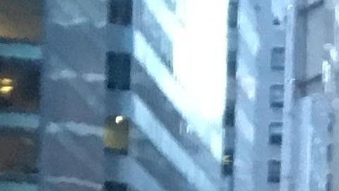 La prensa espera para entrar a la torre Trump para la primera conferencia del presidente electo.