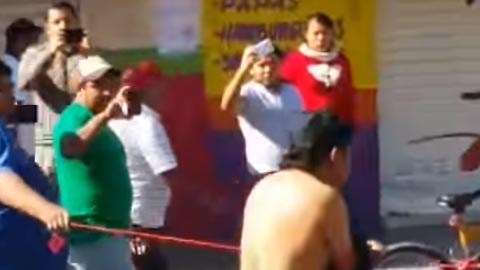 Varios de los vecinos grabaron al saqueador mientras desfilaba por la calle.