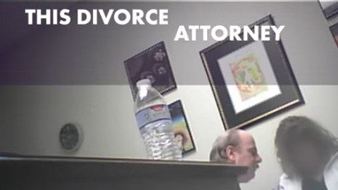 Cámaras corporales que le colocaron a la mujer ayudaron a descubrir al pervertido.