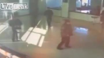 En el video, se aprecia la cabeza de la mujer en llamas.