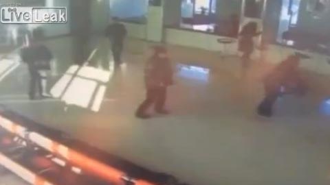 En el video, se aprecia la cabeza de la mujer en llamas.