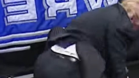 El presidente electo, literalmente, se le fue a los trancazos a McMahon.