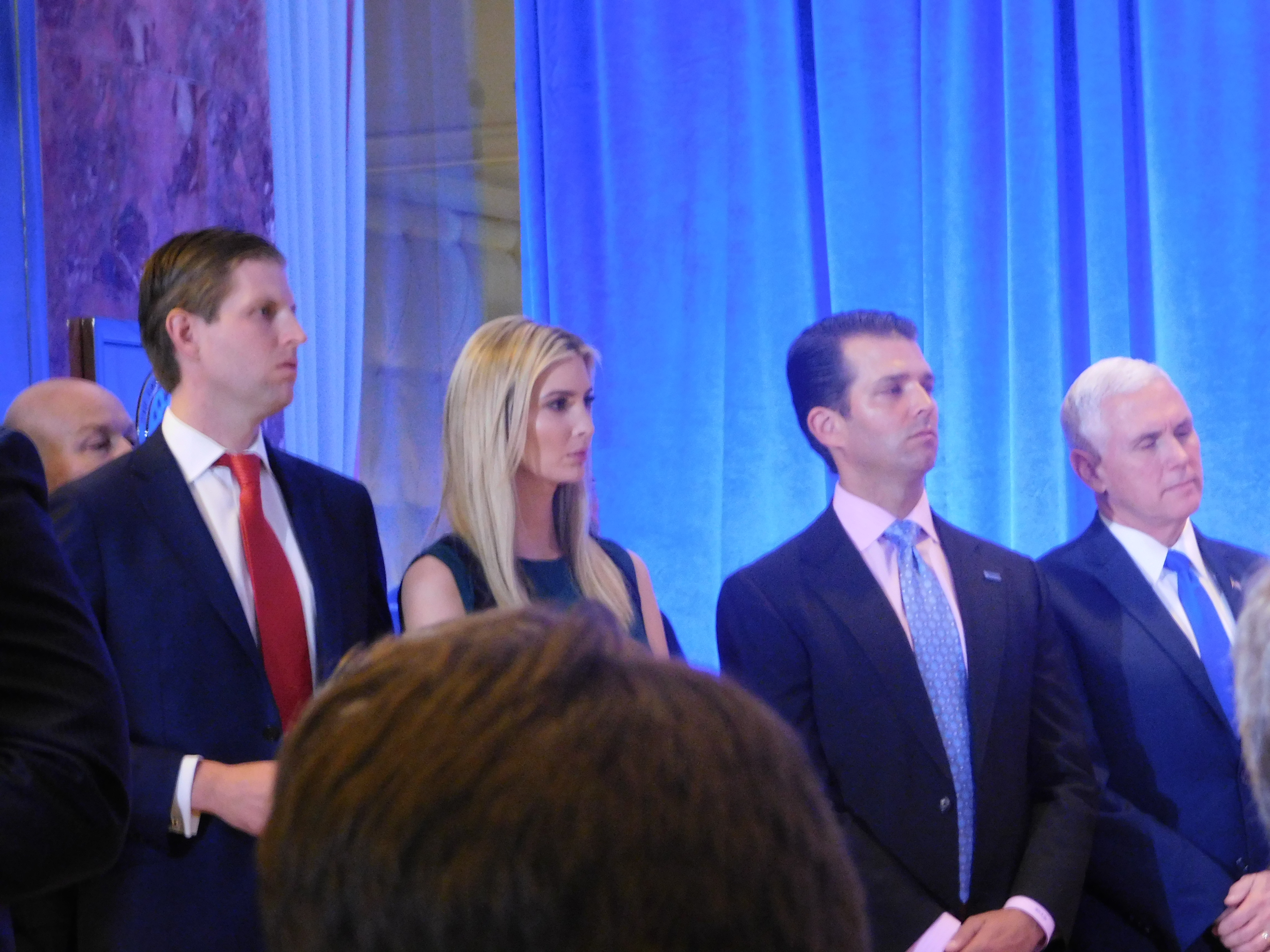 Eric, Ivanka y Donald acompañaron a su padre, a su lado el vicepresidente electo, Mike Pence. FOTO: JESÚS GARCÍA / EL DIARIO NY