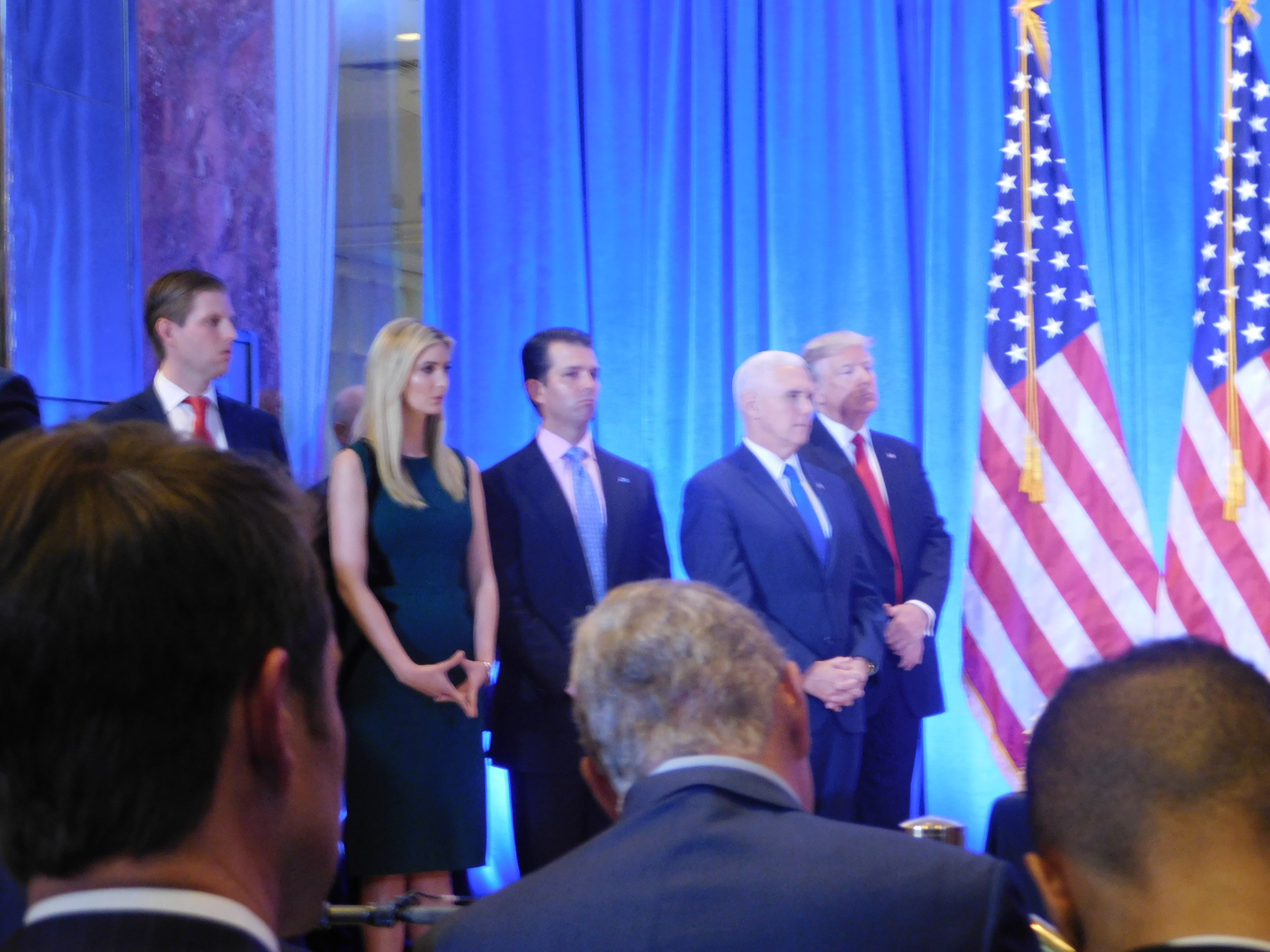 Durante su primera conferencia, el presidente electo estuvo acompañado de sus hijos Eric, Ivanka, Donald y del vicepresidente electo, Mike Pence, no por Melania, la próxima Primera Dama.