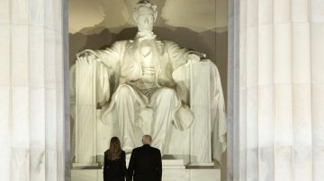 Donald Trump y su esposa Melania rindieron ayer honores en el monumento a Lincoln.